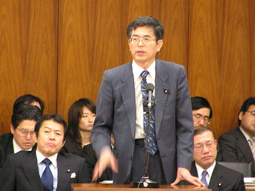 農水委で答弁する篠原、隣は中川農水大臣